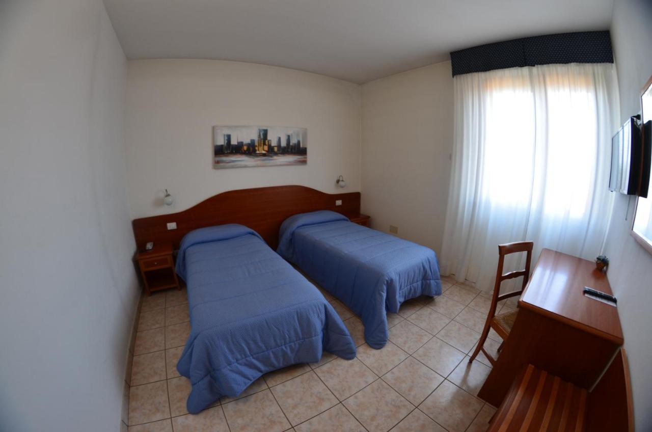 Hotel La Piccola Stazione Торрита-ди-Сьена Экстерьер фото